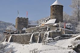 Blick auf die Burg Deutschlandsberg im Winter